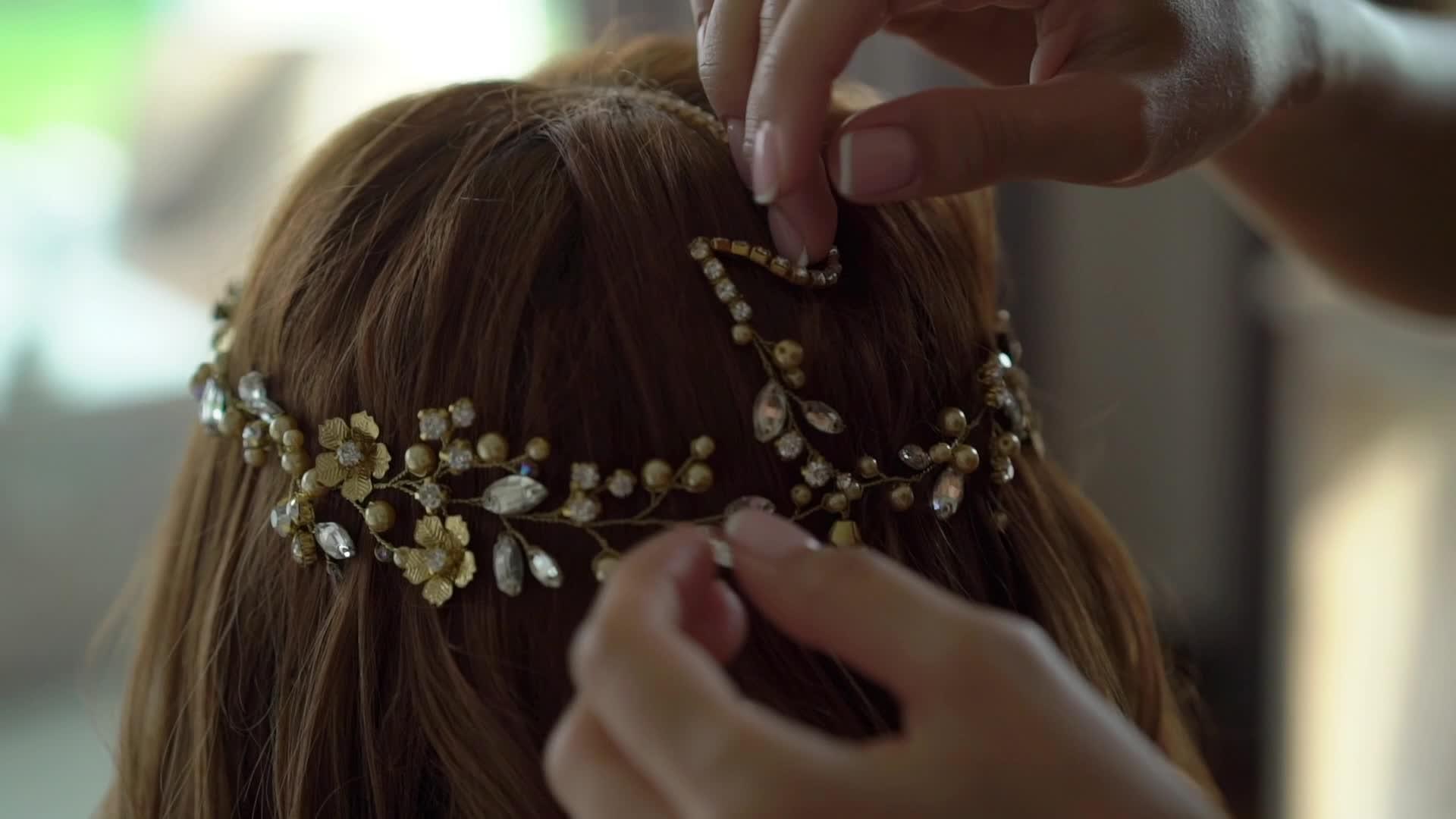 装饰珠宝的发型视频的预览图