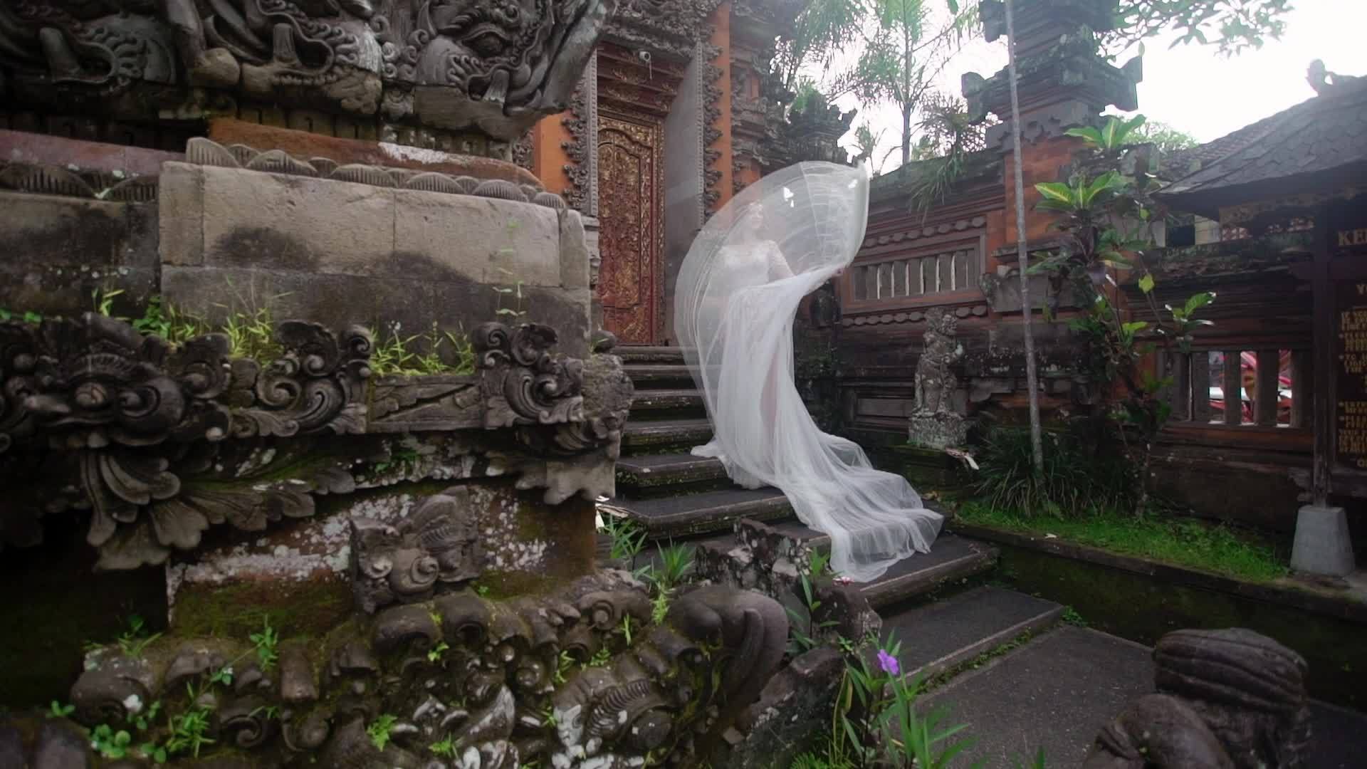 美丽的新娘在Bali浪漫的佛教寺庙装饰在附近视频的预览图