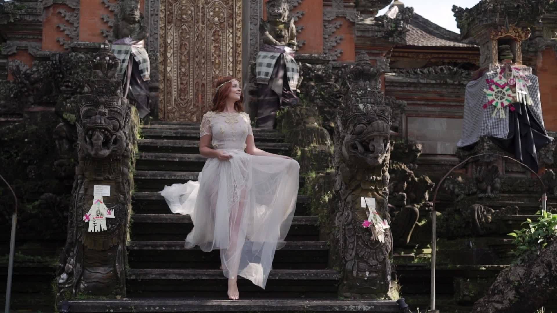 美丽的新娘在Bali浪漫的佛教寺庙装饰在附近视频的预览图
