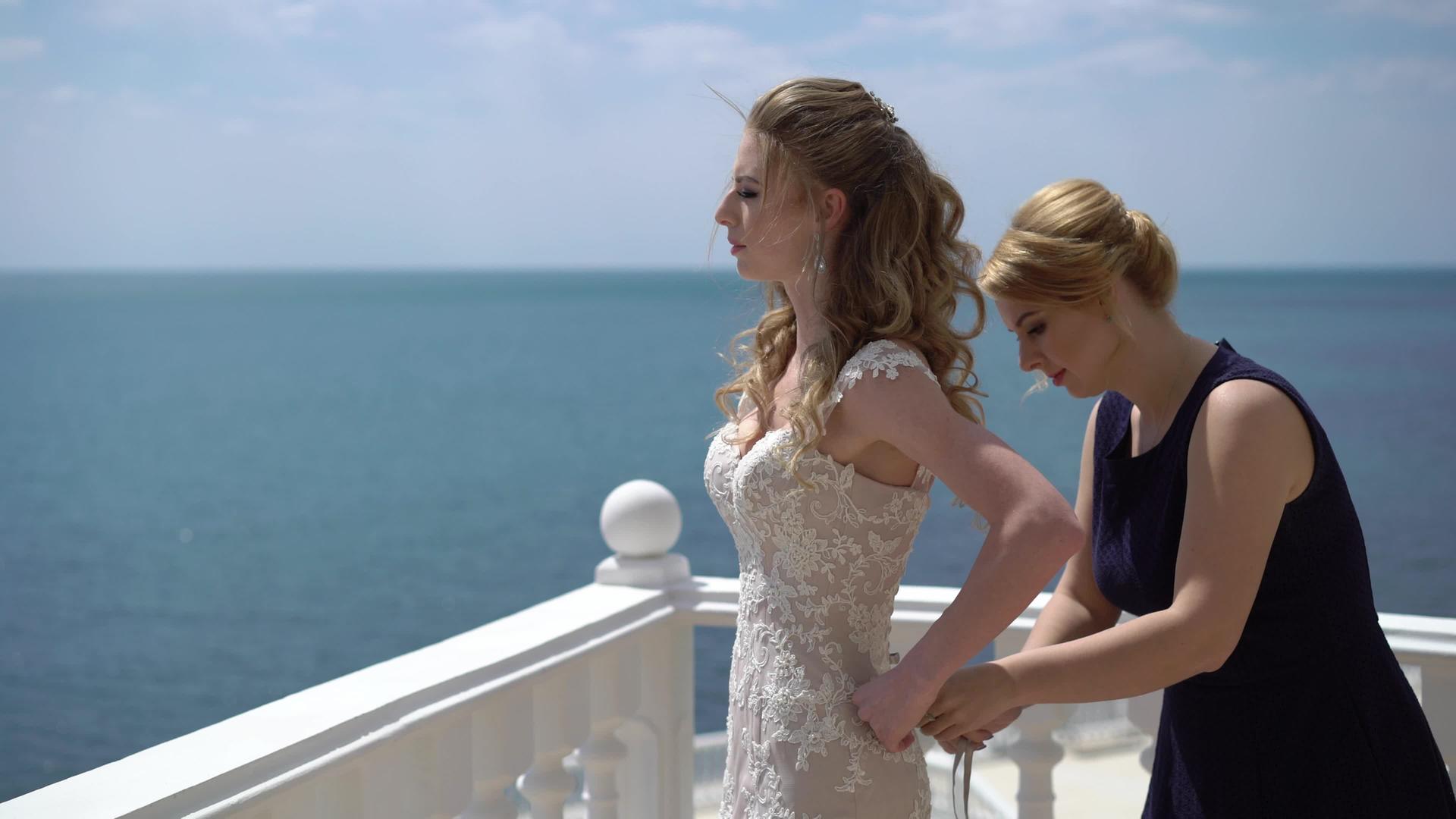 露台旁的伴娘在海上举行婚礼视频的预览图