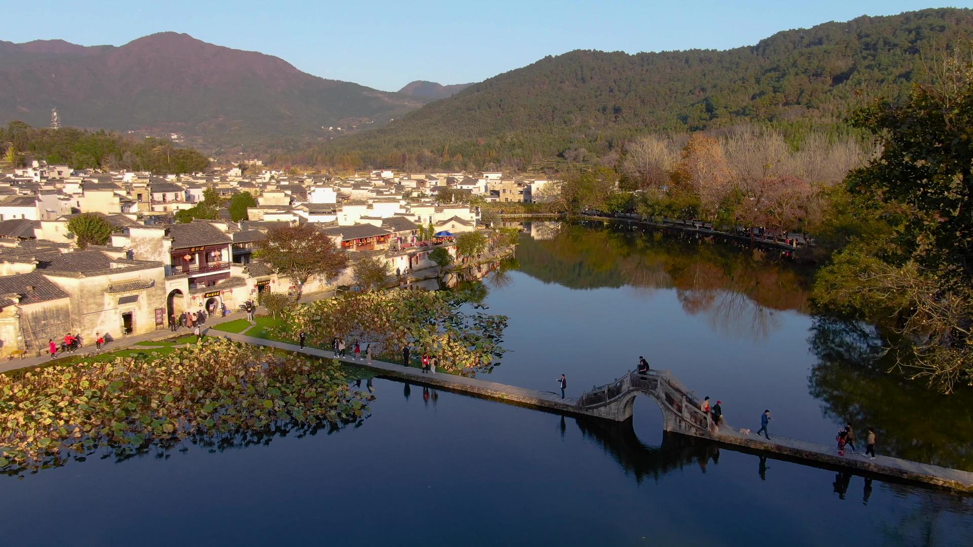 航拍著名旅游景区宏村南湖视频视频的预览图