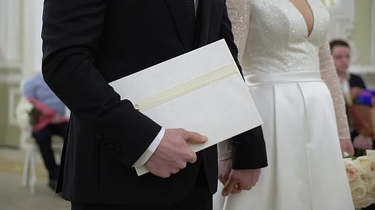 婚礼上新娘和新郎都有文件视频的预览图