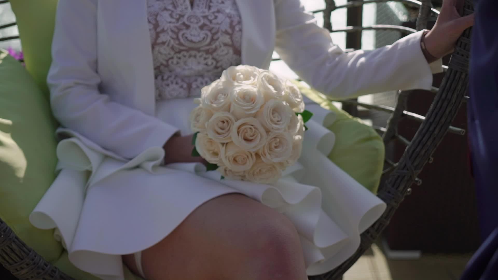 公园里穿着婚纱的年轻新娘拿着花束视频的预览图