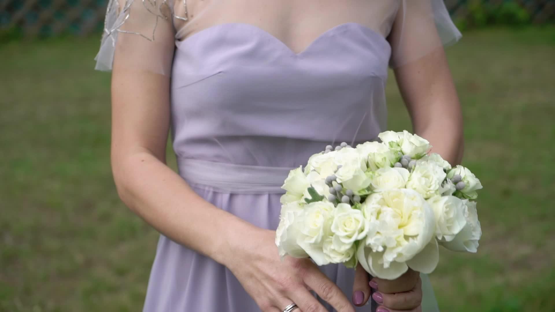 年轻的新娘穿着婚纱视频的预览图