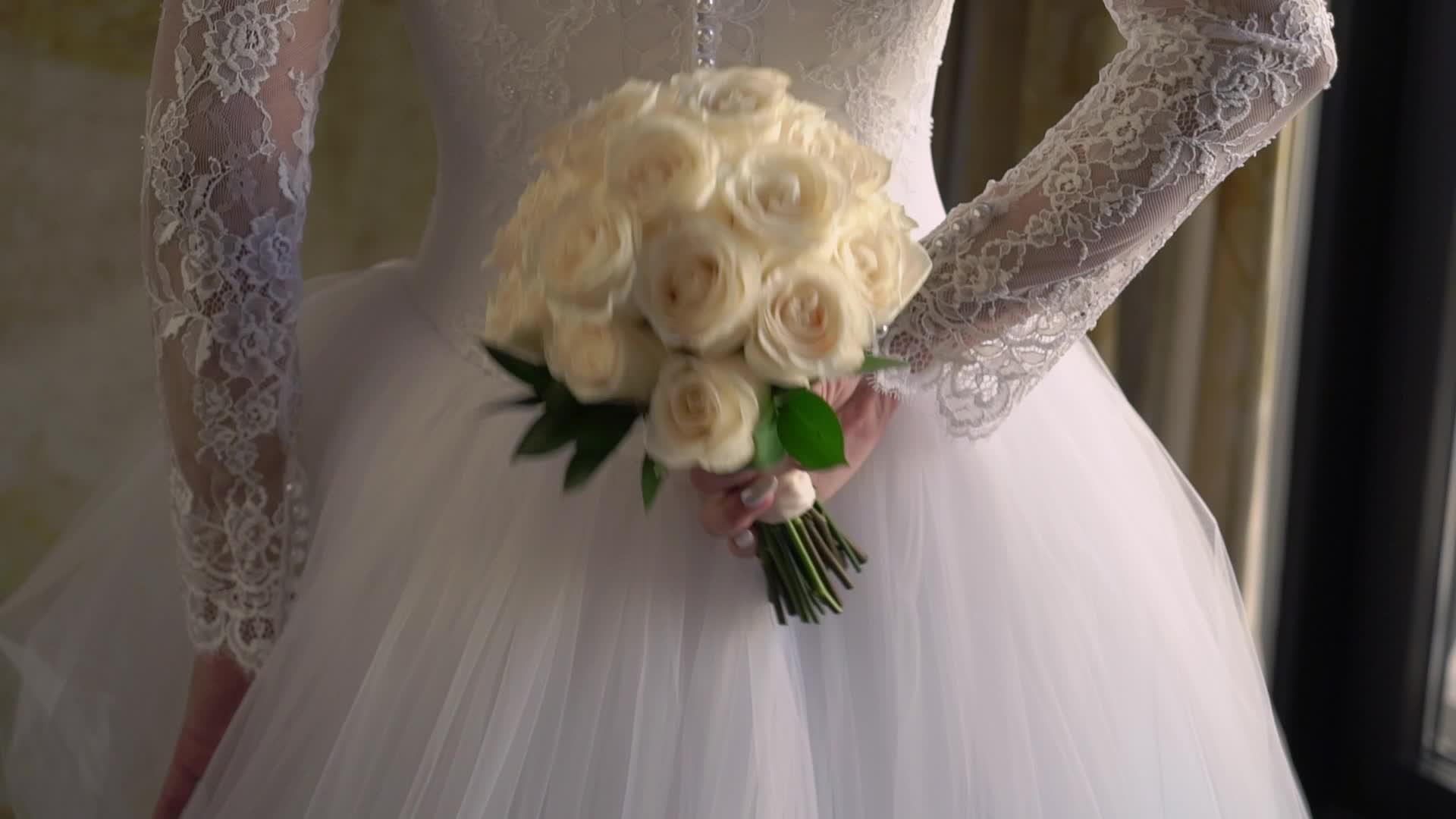 年轻的新娘穿着婚纱视频的预览图