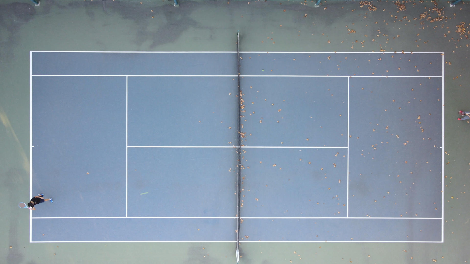 航拍校园网球场上打网球运动健身减肥4k素材视频的预览图