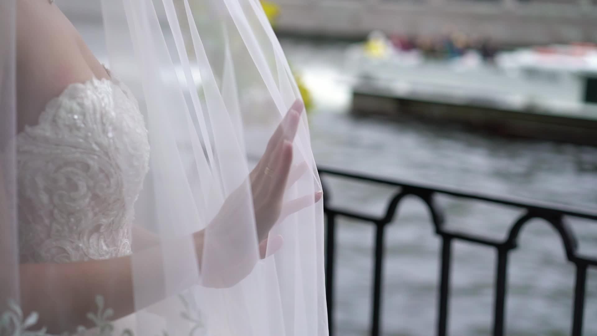 穿着结婚礼服的年轻新娘在城市里穿着花束和白色豪华礼服视频的预览图