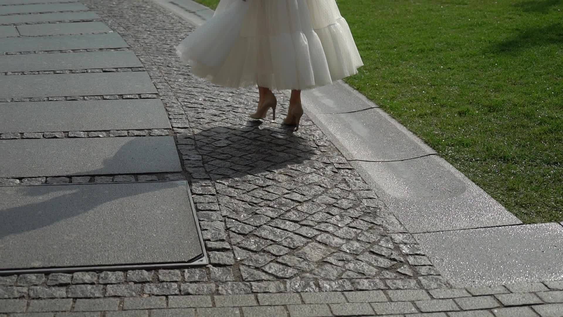 穿着结婚礼服的年轻新娘在城市里穿着白色豪华礼服视频的预览图