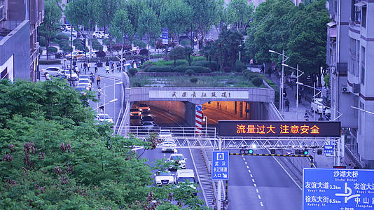 航拍国内首过江隧道城市交通道路车流4k素材视频的预览图