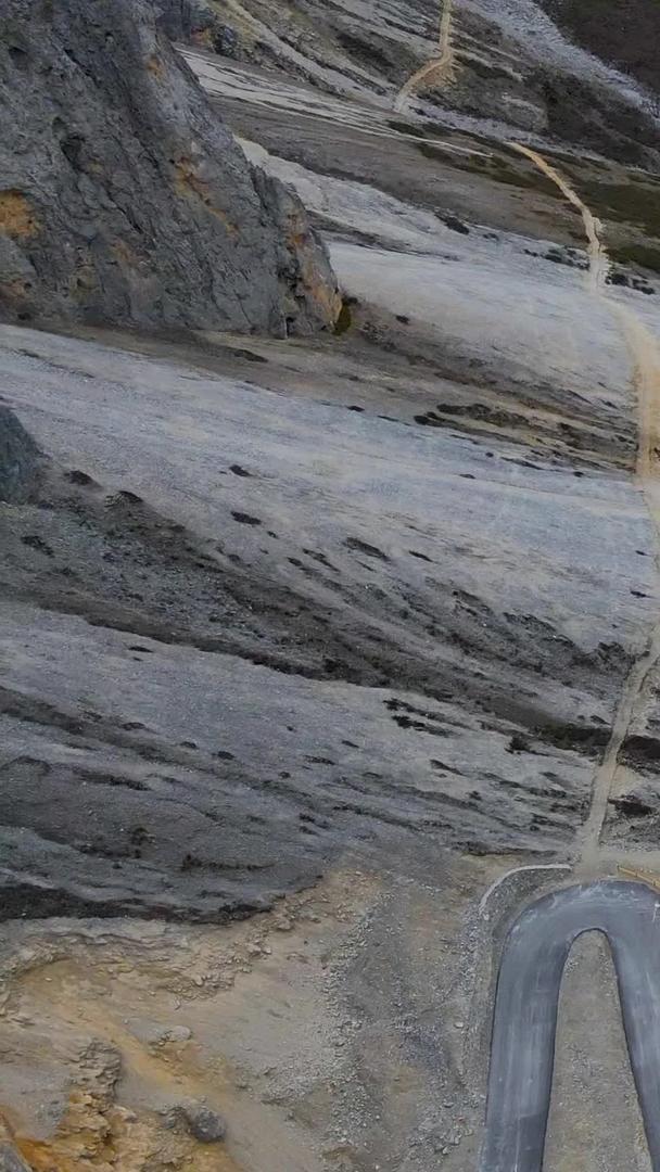 怒江大峡谷蜿蜒曲折的公路航拍视频的预览图