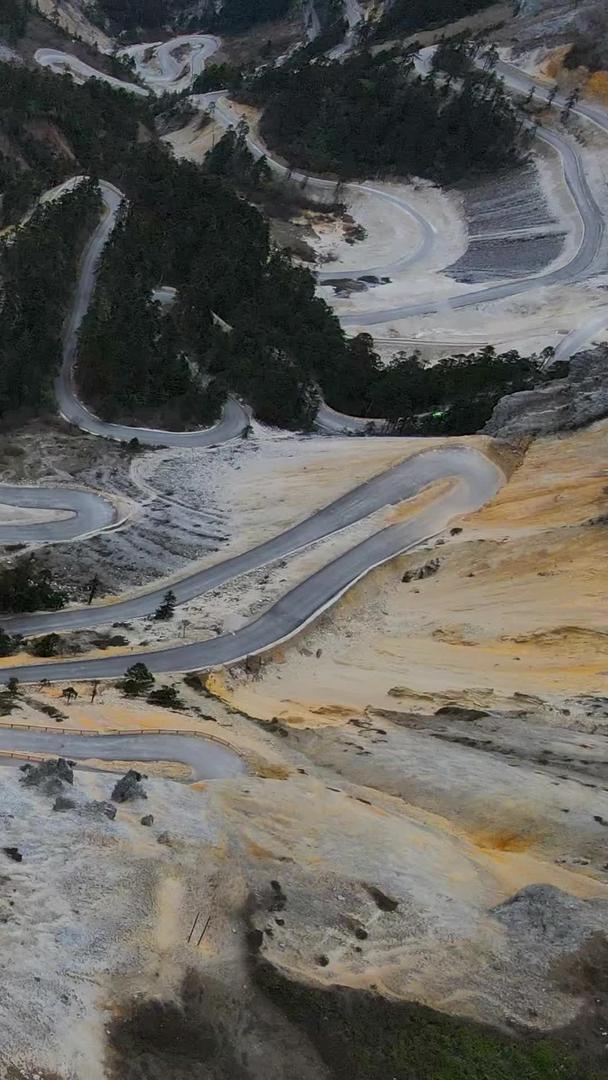 怒江大峡谷蜿蜒曲折的公路航拍视频的预览图