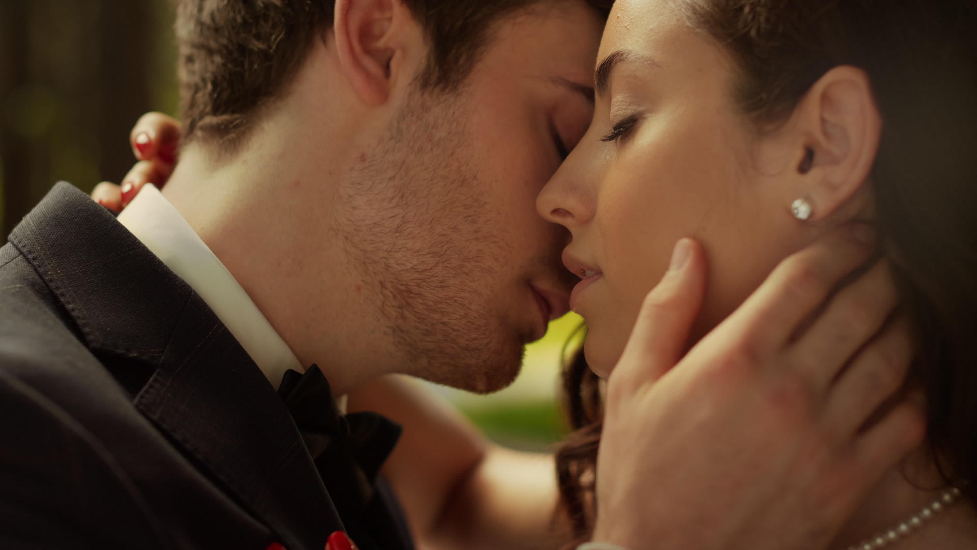 英俊的男人在户外亲吻女人的脸颊视频的预览图