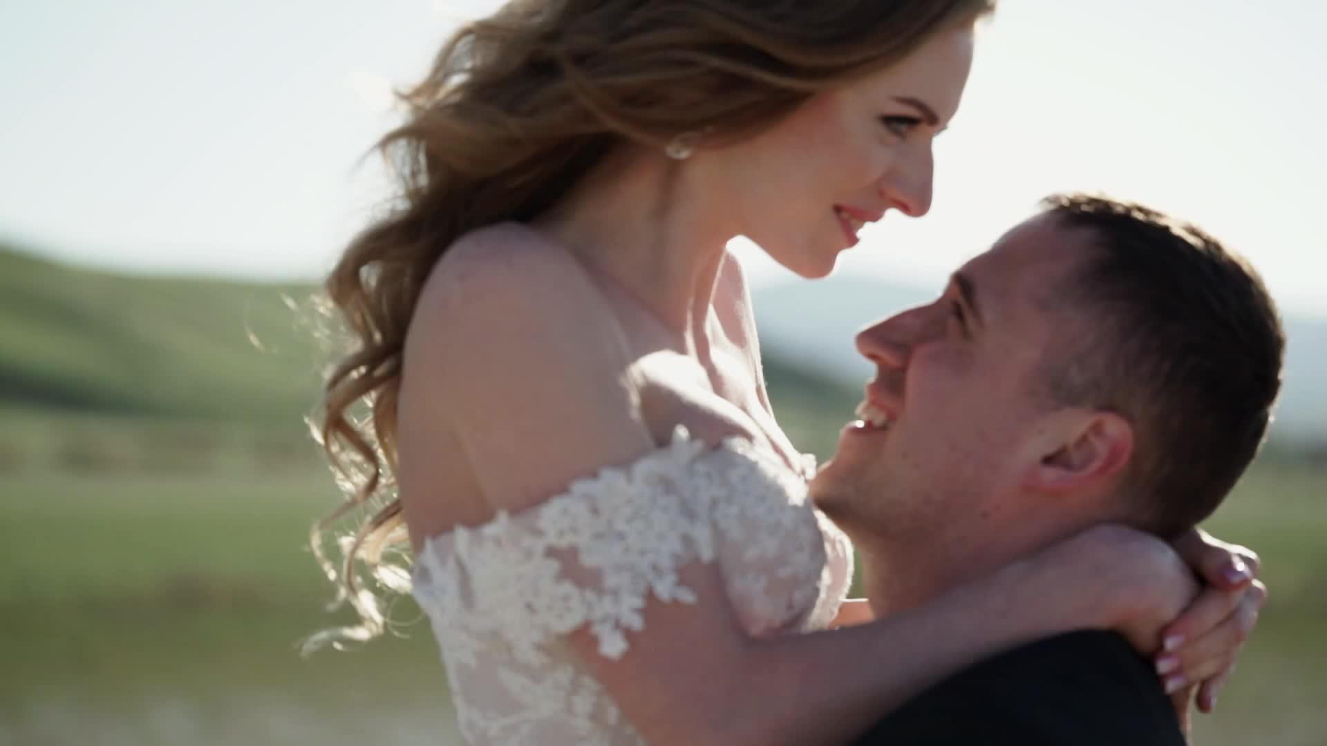 年轻美女新娘穿着婚纱拥抱亲吻新郎视频的预览图