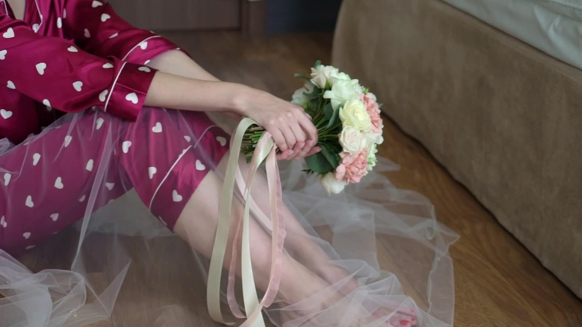 穿着内衣或浴袍的年轻美女新娘花束婚礼早上女人摆姿势视频的预览图