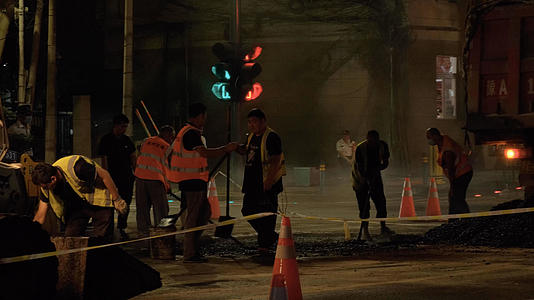 深夜施工抢修道路的工人视频的预览图