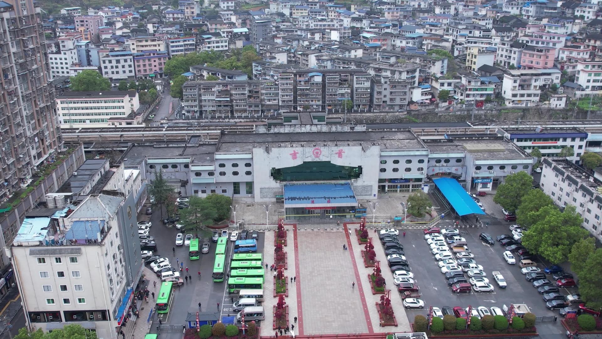 湖南吉首老火车站铁路运输航拍视频4K视频的预览图