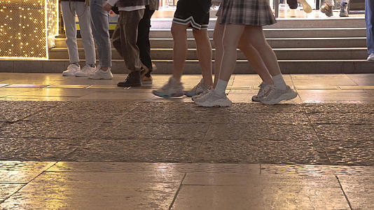 慢镜头升格拍摄4k素材繁华热闹步行街川流不息逛街的人流脚步视频的预览图