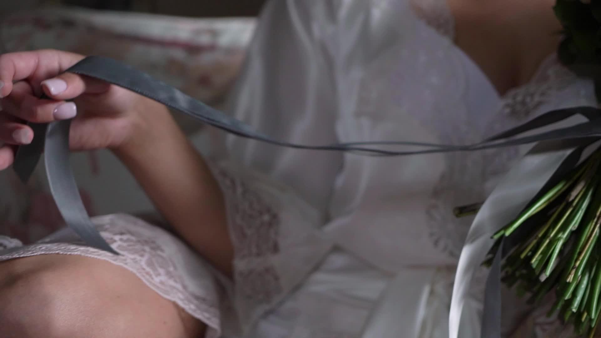 年轻美女穿着浴袍视频的预览图