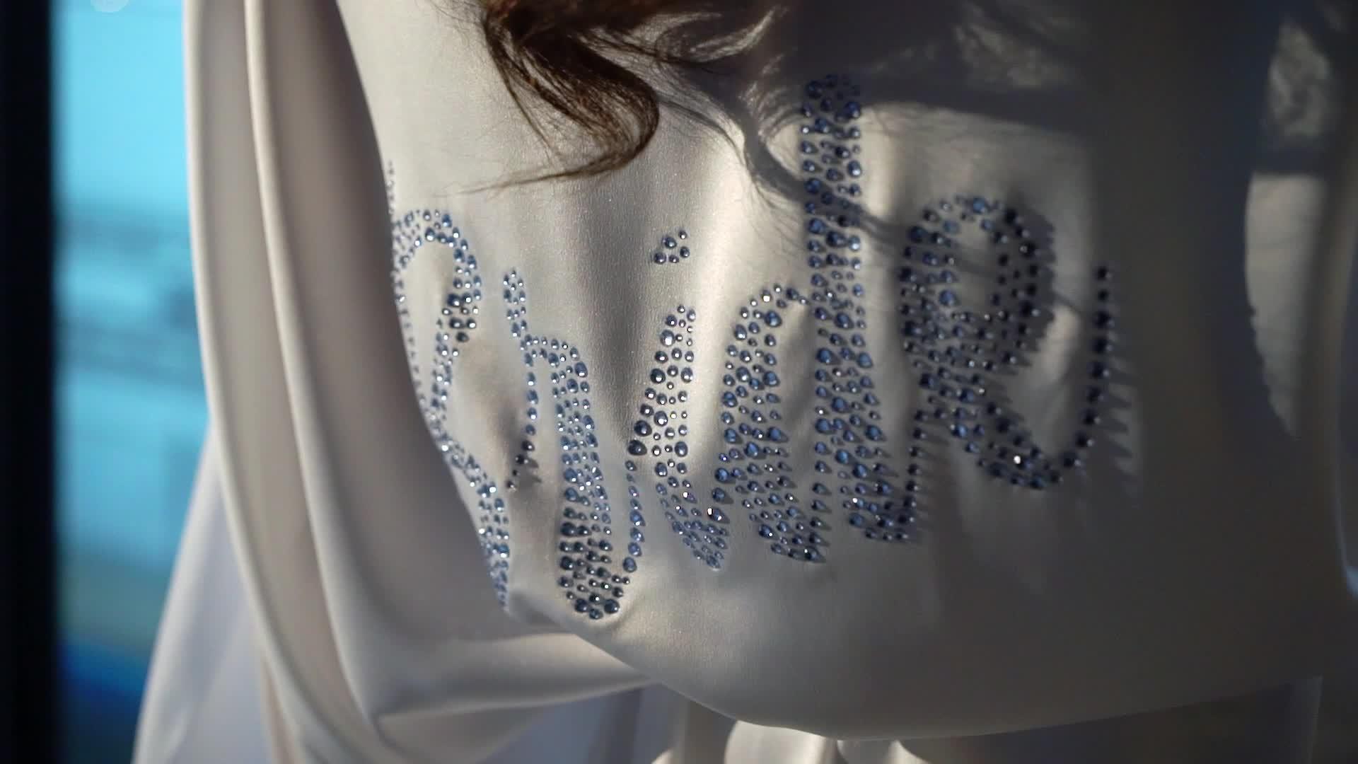 新娘一个穿着丝绸浴袍的年轻女孩写在她的背上视频的预览图