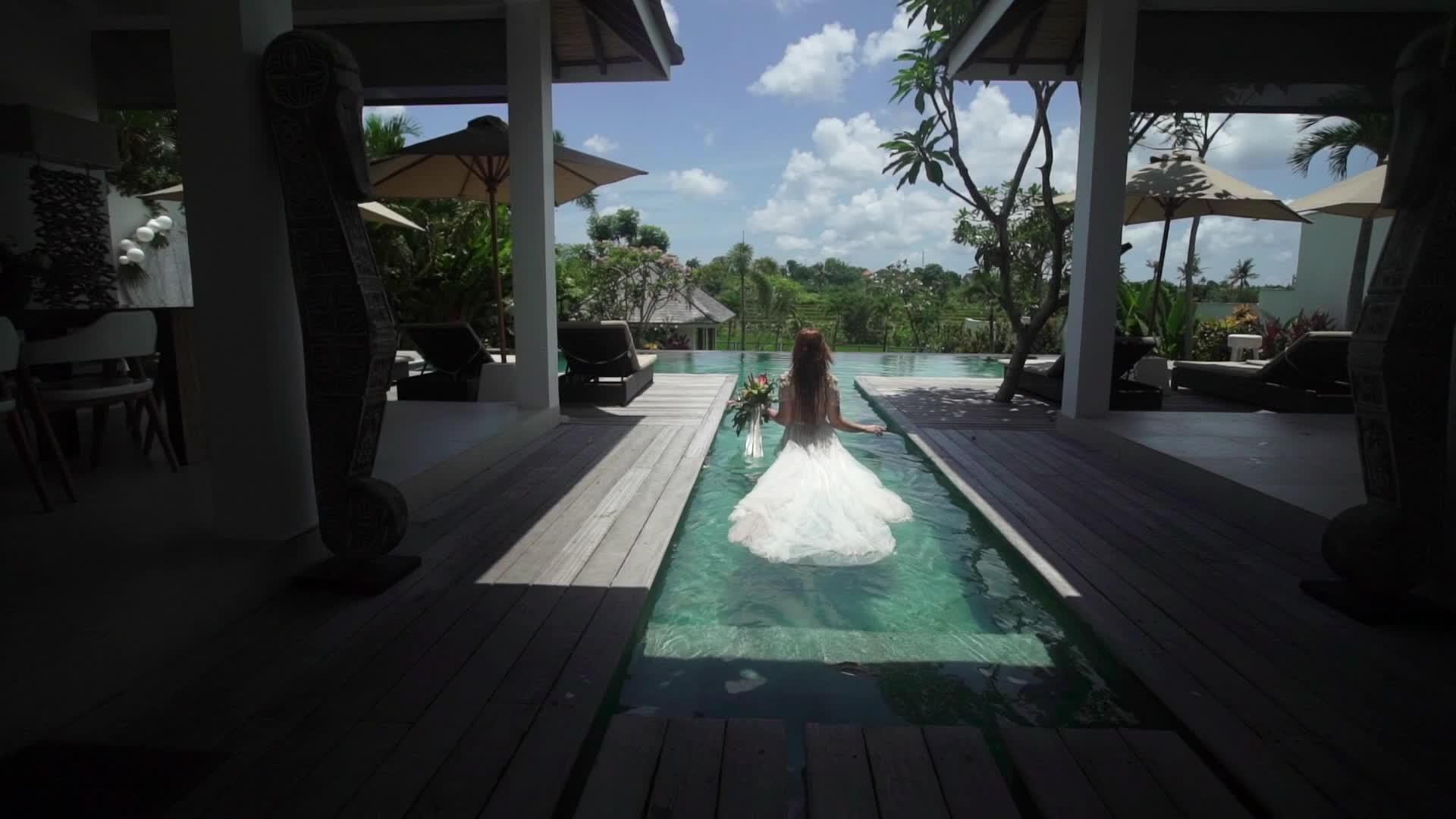 新娘穿着婚纱来到游泳池视频的预览图