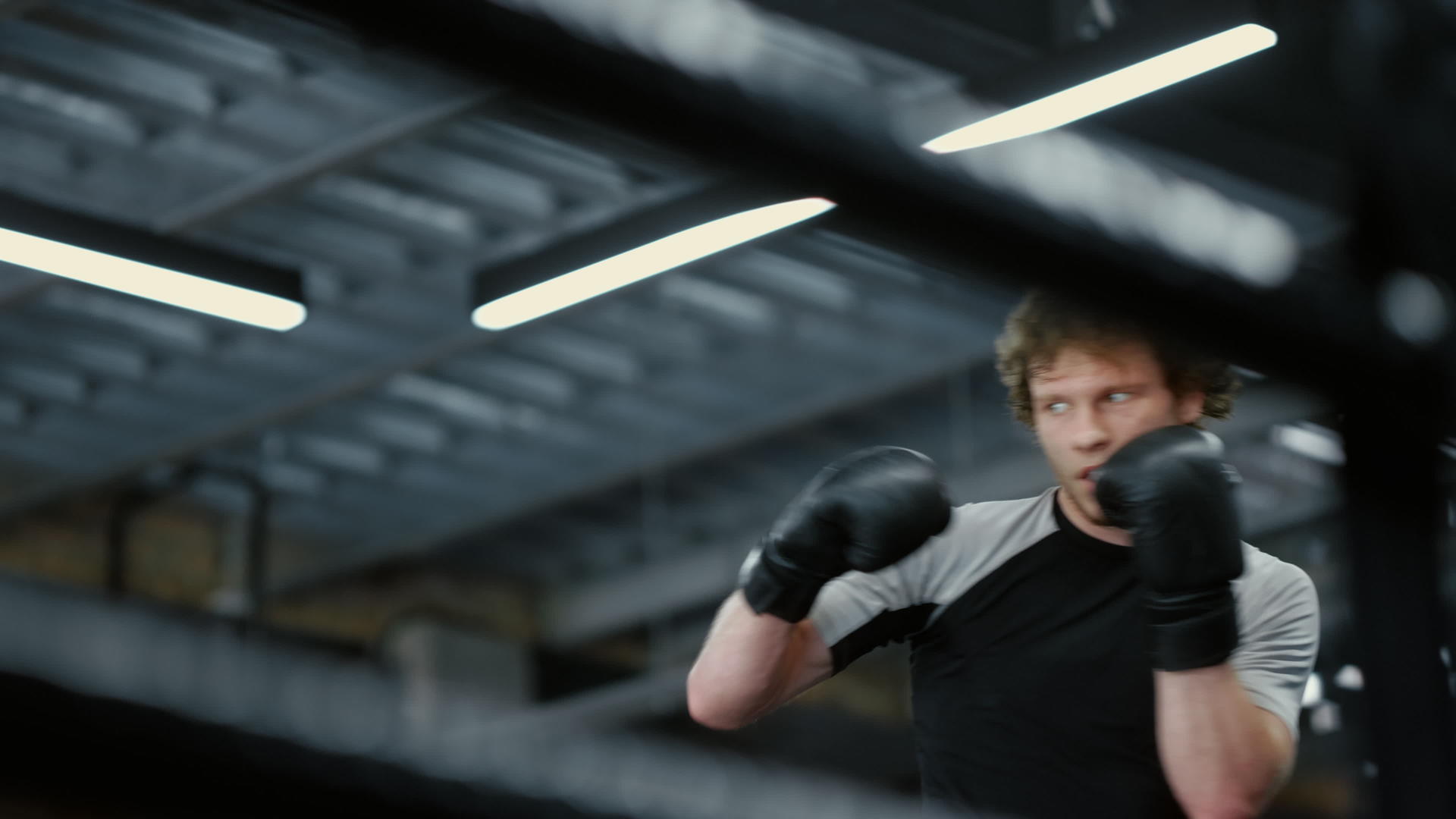 在健身房的拳击训练视频的预览图