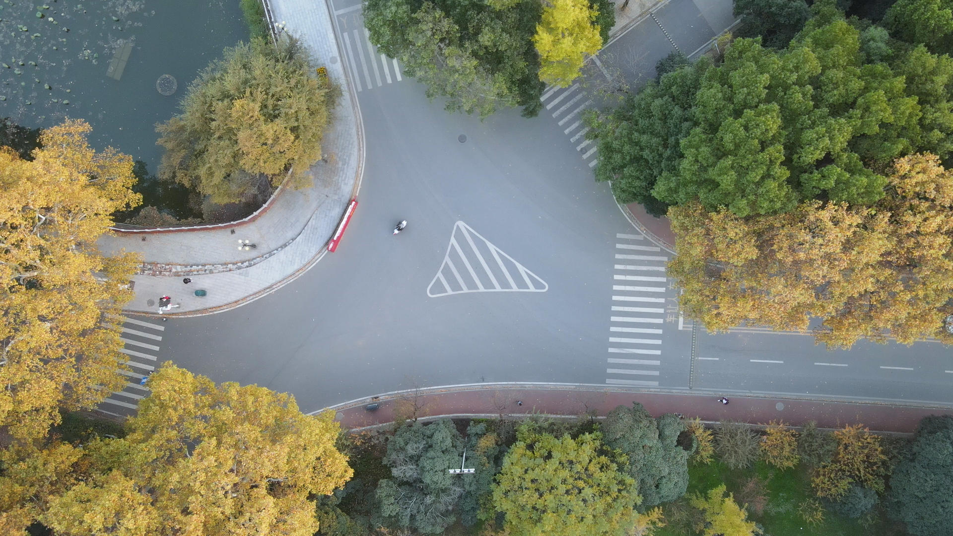 航拍大学校园秋天交通路口道路4k素材视频的预览图
