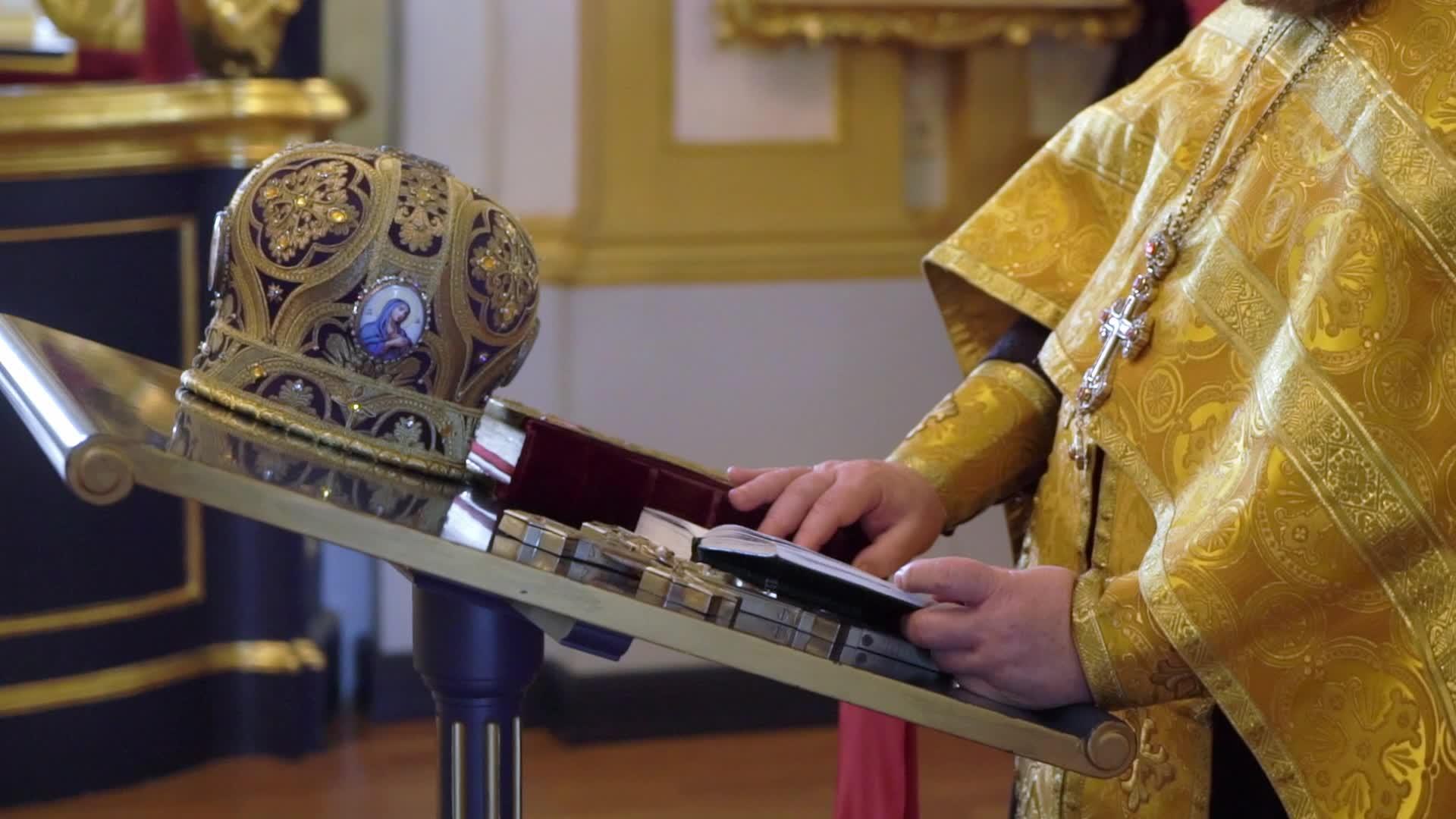 牧师在教堂的宗教仪式上祈祷视频的预览图