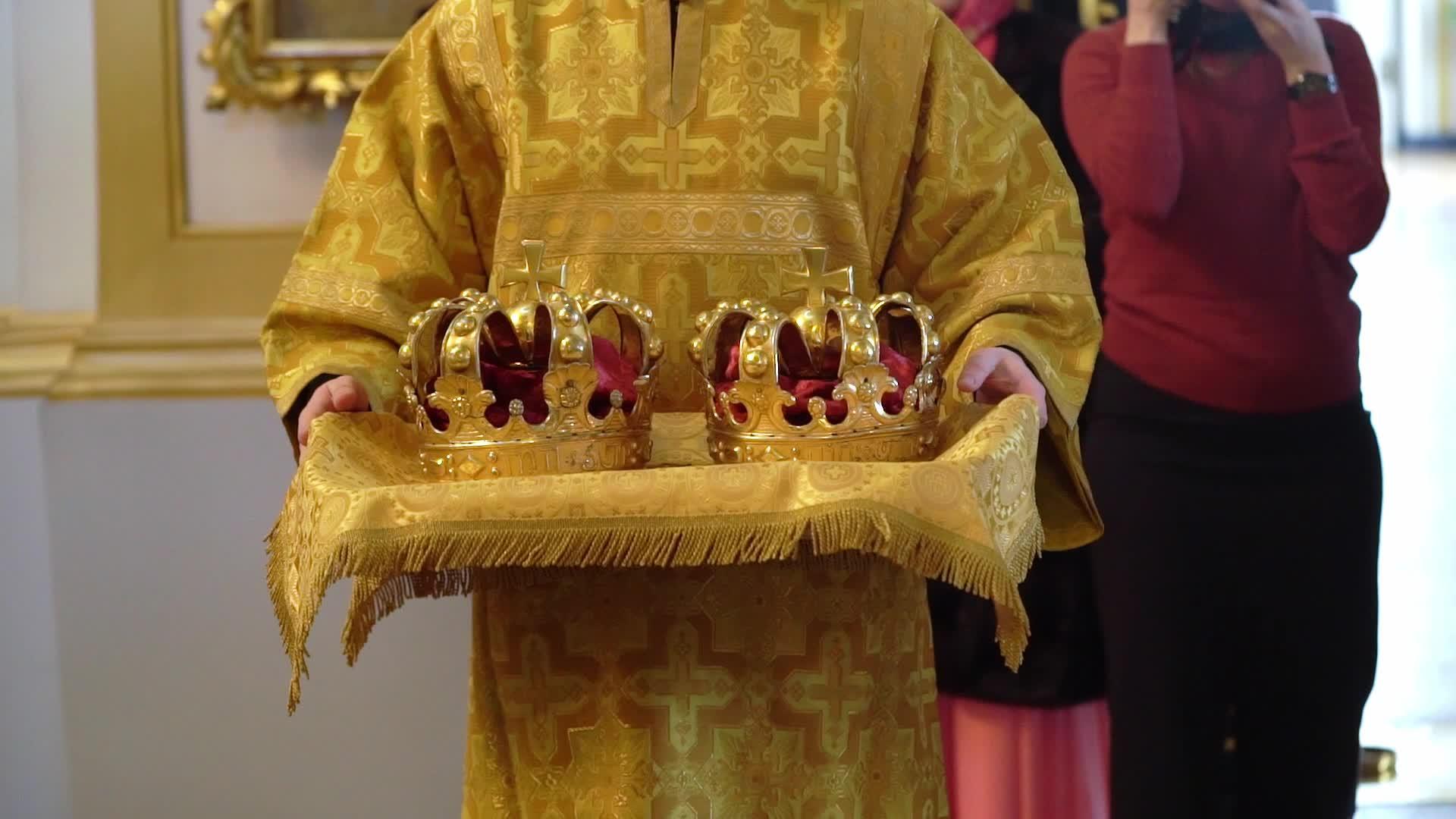 牧师在教堂的宗教仪式上祈祷视频的预览图
