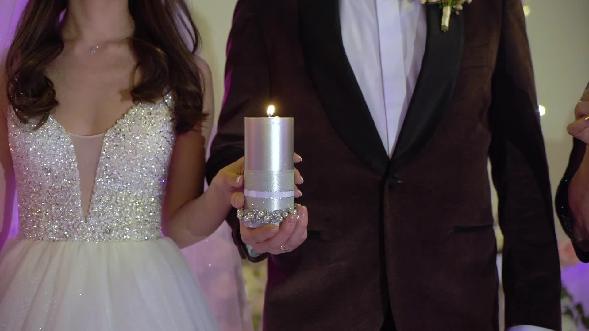 有蜡烛的已婚夫妇的父母点燃了火视频的预览图