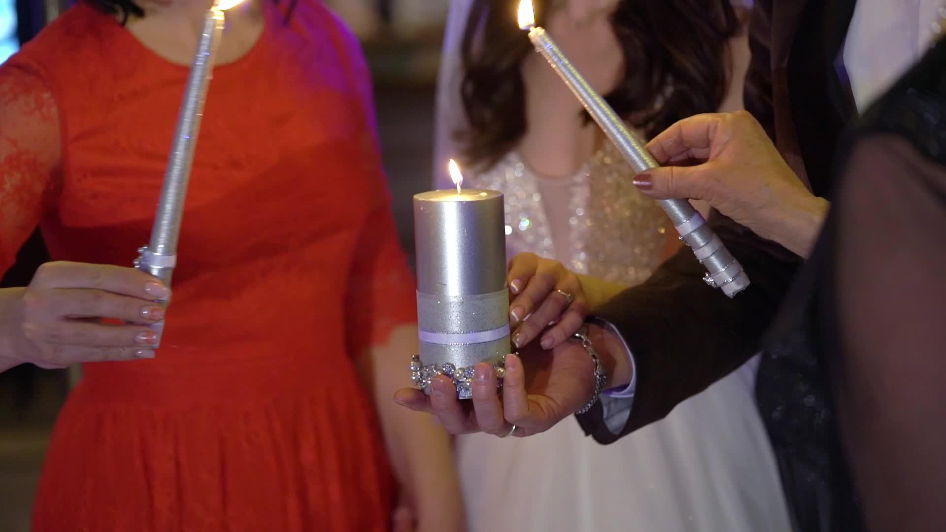 有蜡烛的已婚夫妇的父母点燃了火视频的预览图
