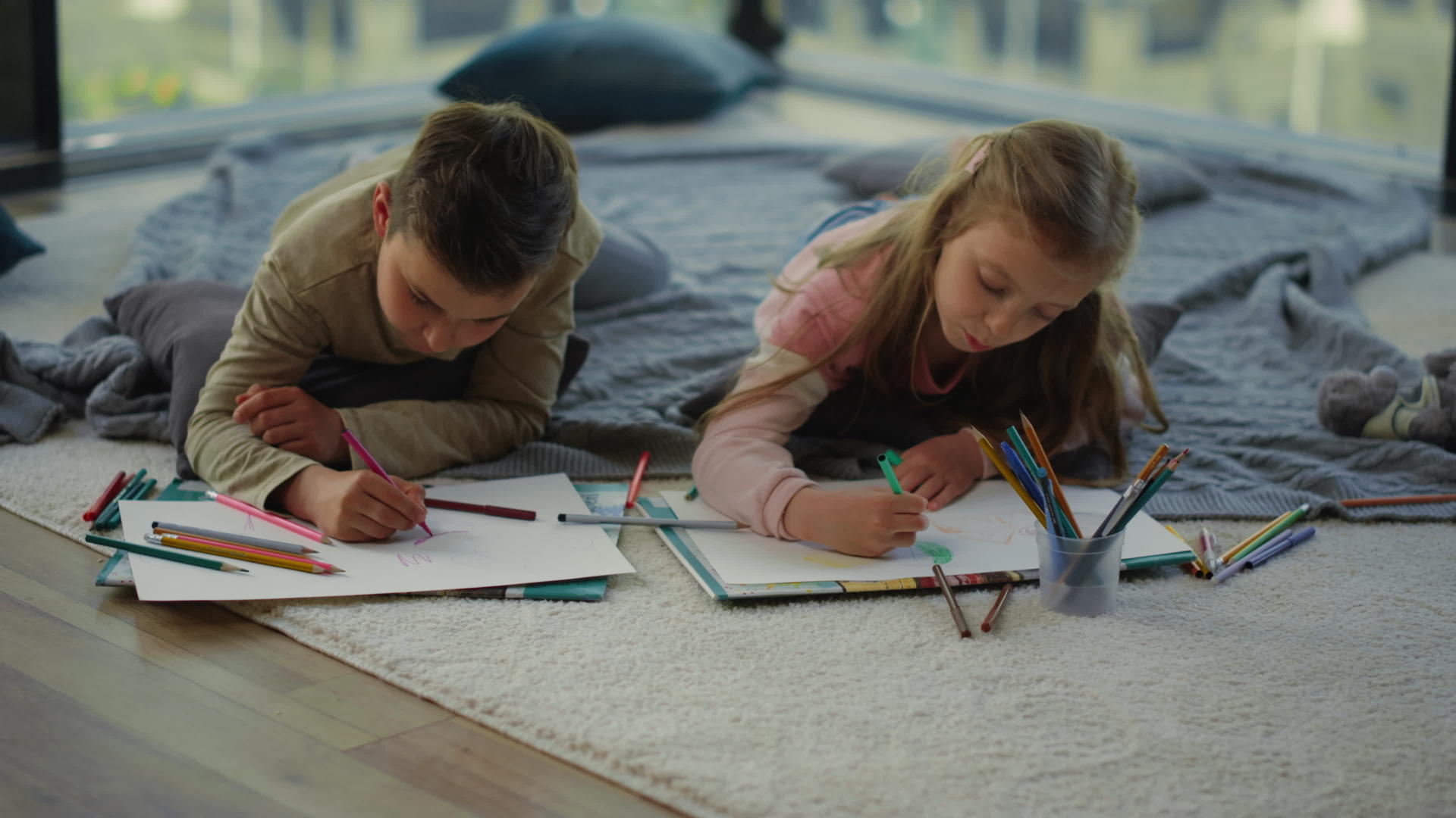 哥哥和姐姐用彩色铅笔画画孩子们在家里做艺术视频的预览图