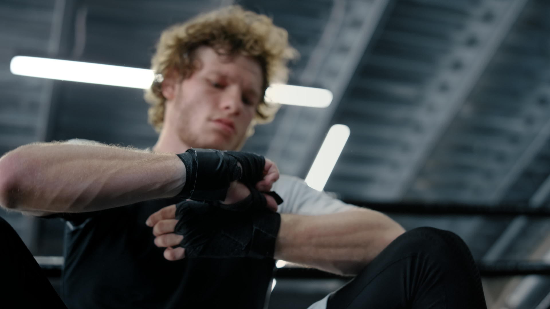 兴奋的斗士准备在健身房戴手套包手拳击手视频的预览图