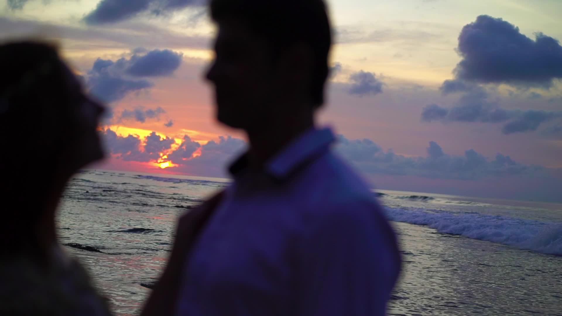 日落时在海里相爱的恋人视频的预览图