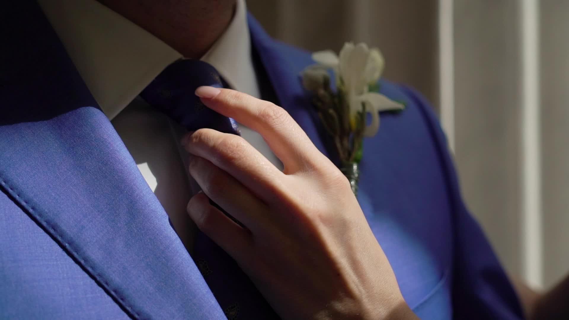 婚礼当天新郎穿着领带结婚那天她穿着紧身衣视频的预览图
