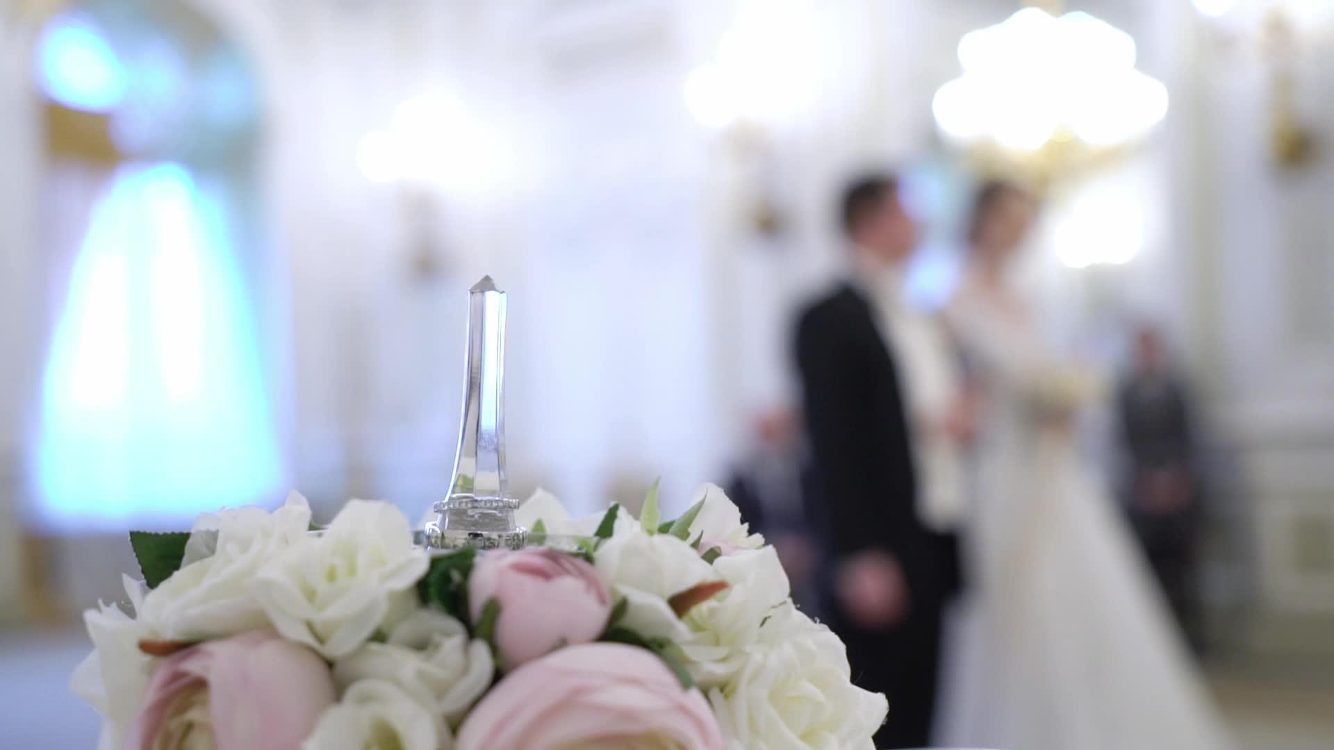 新娘和新郎把花束留在婚礼上视频的预览图