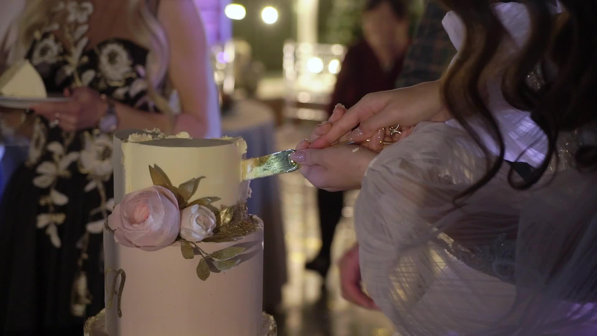 新娘和新郎切蛋糕视频的预览图