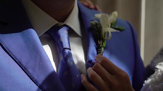 婚礼当天新郎穿着领带视频的预览图