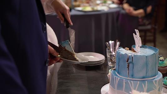 新娘和新郎的婚姻蛋糕视频的预览图