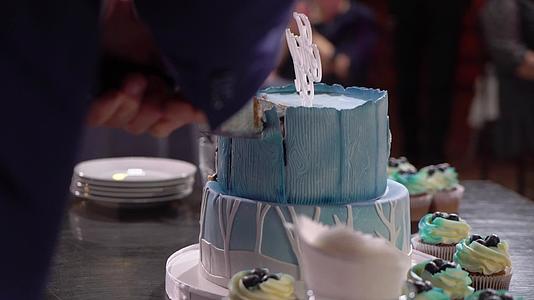 新娘和新郎的婚姻蛋糕视频的预览图