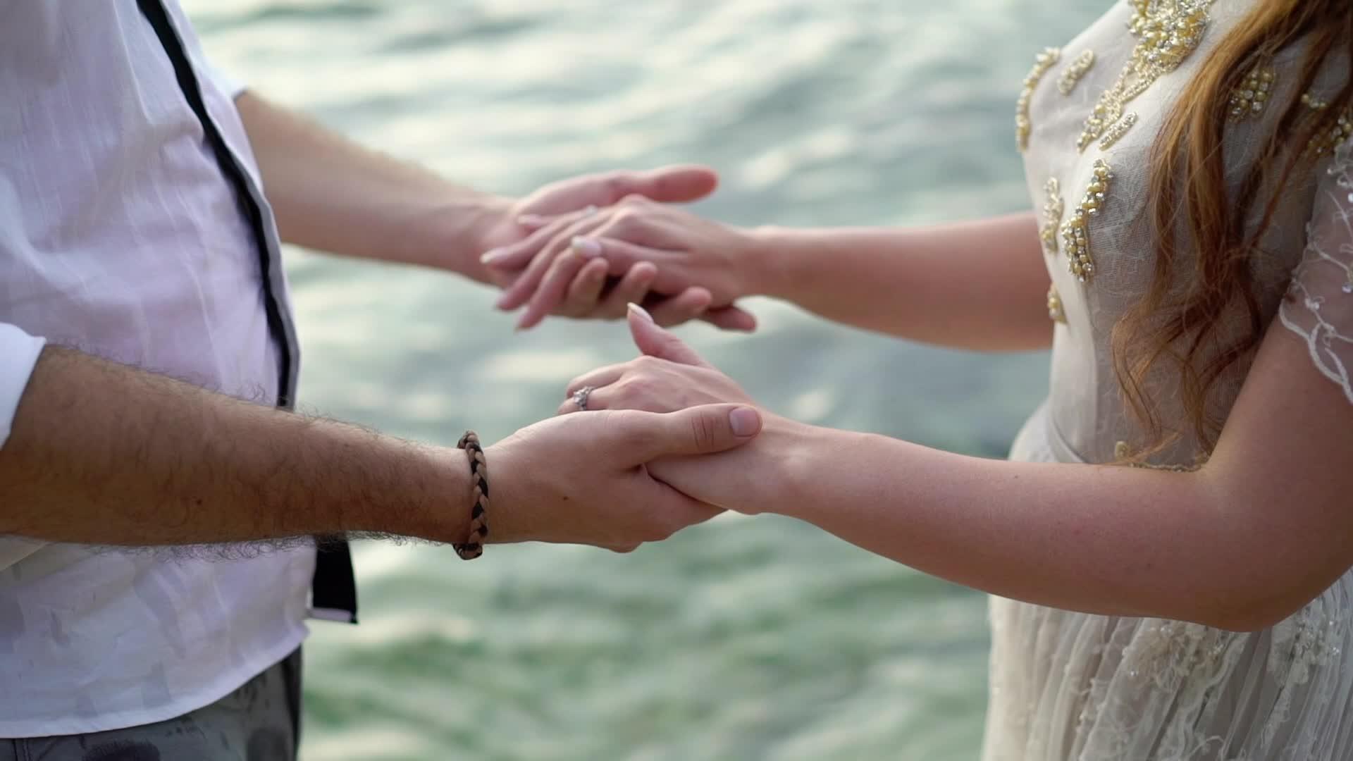 新新娘和新郎在海滩上视频的预览图