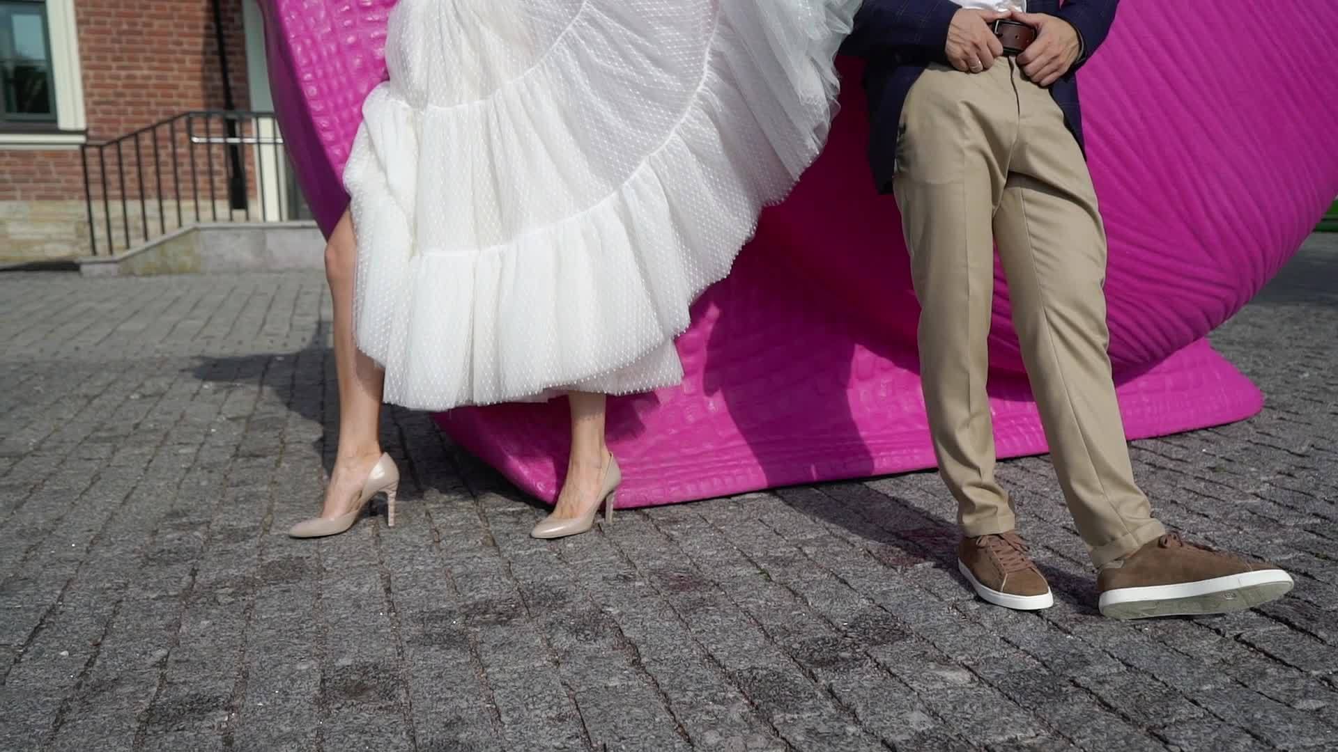 新婚夫妇和新郎在城市里行走视频的预览图