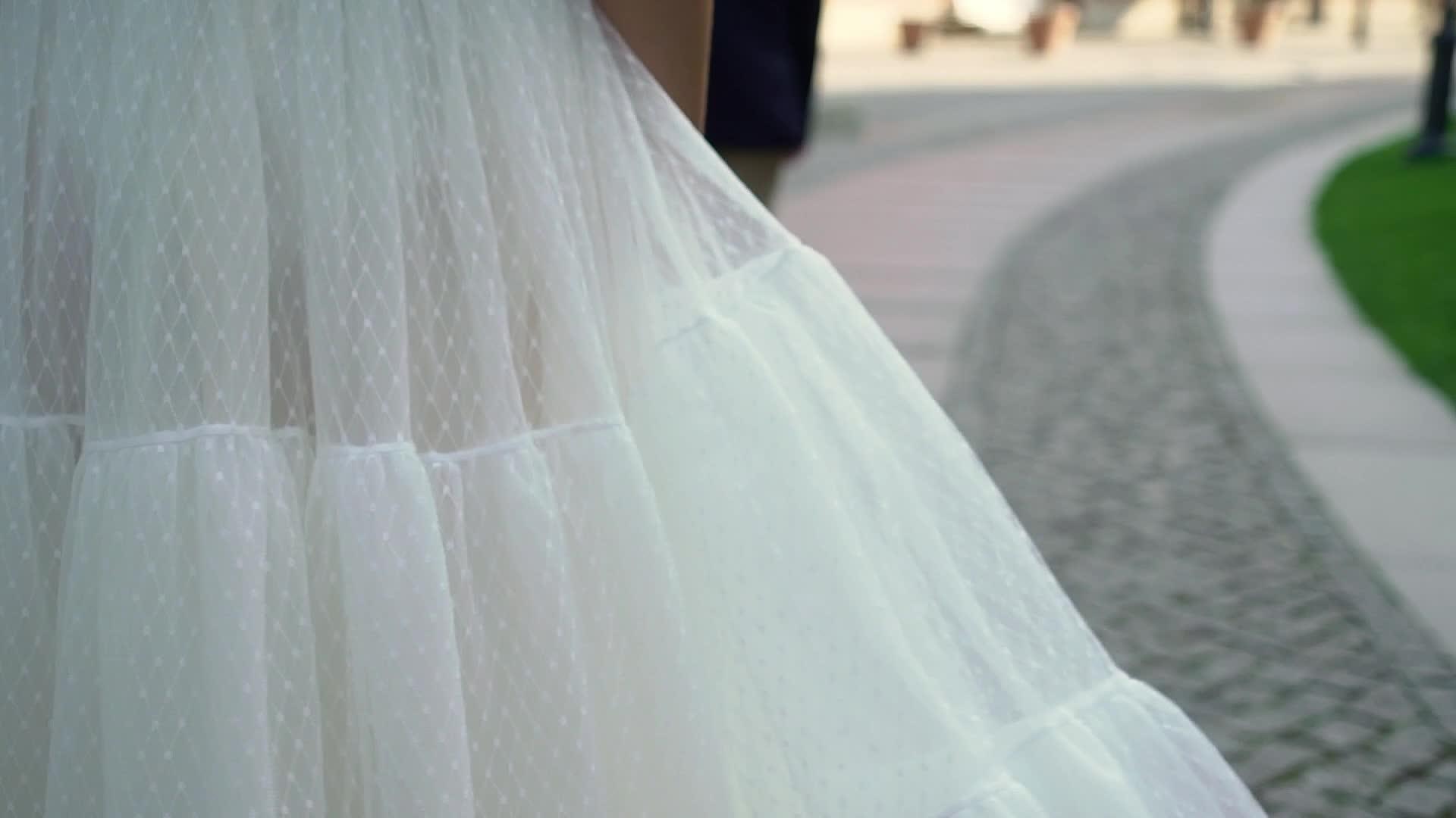新婚夫妇和新郎在城市里行走视频的预览图