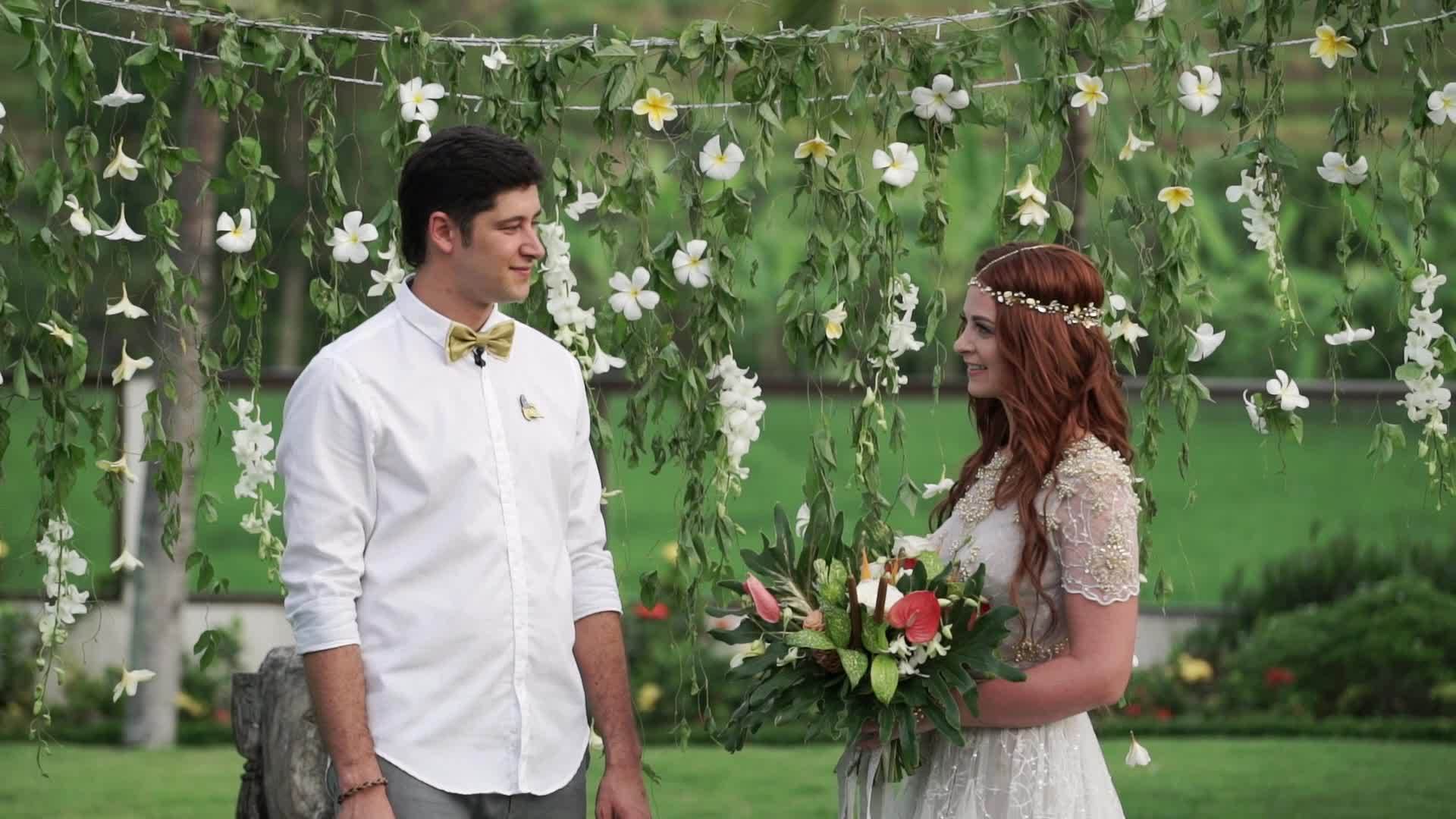 新婚夫妇和新郎在婚礼上举行视频的预览图