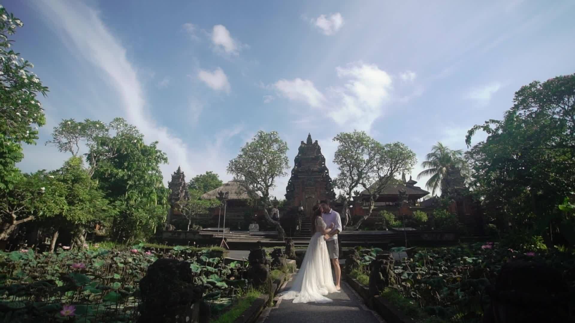 新婚夫妇在佛教寺庙附近视频的预览图