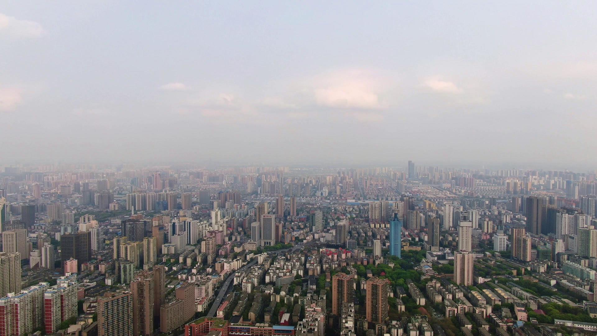 4K航拍天际线城市全景视频的预览图