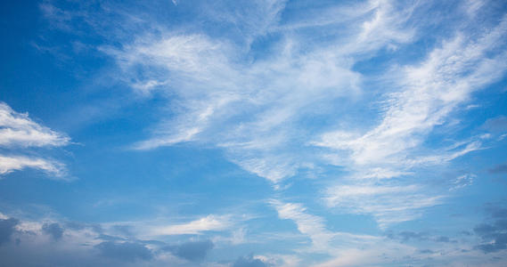 干净的蓝天白云天空背景4K广告素材视频的预览图