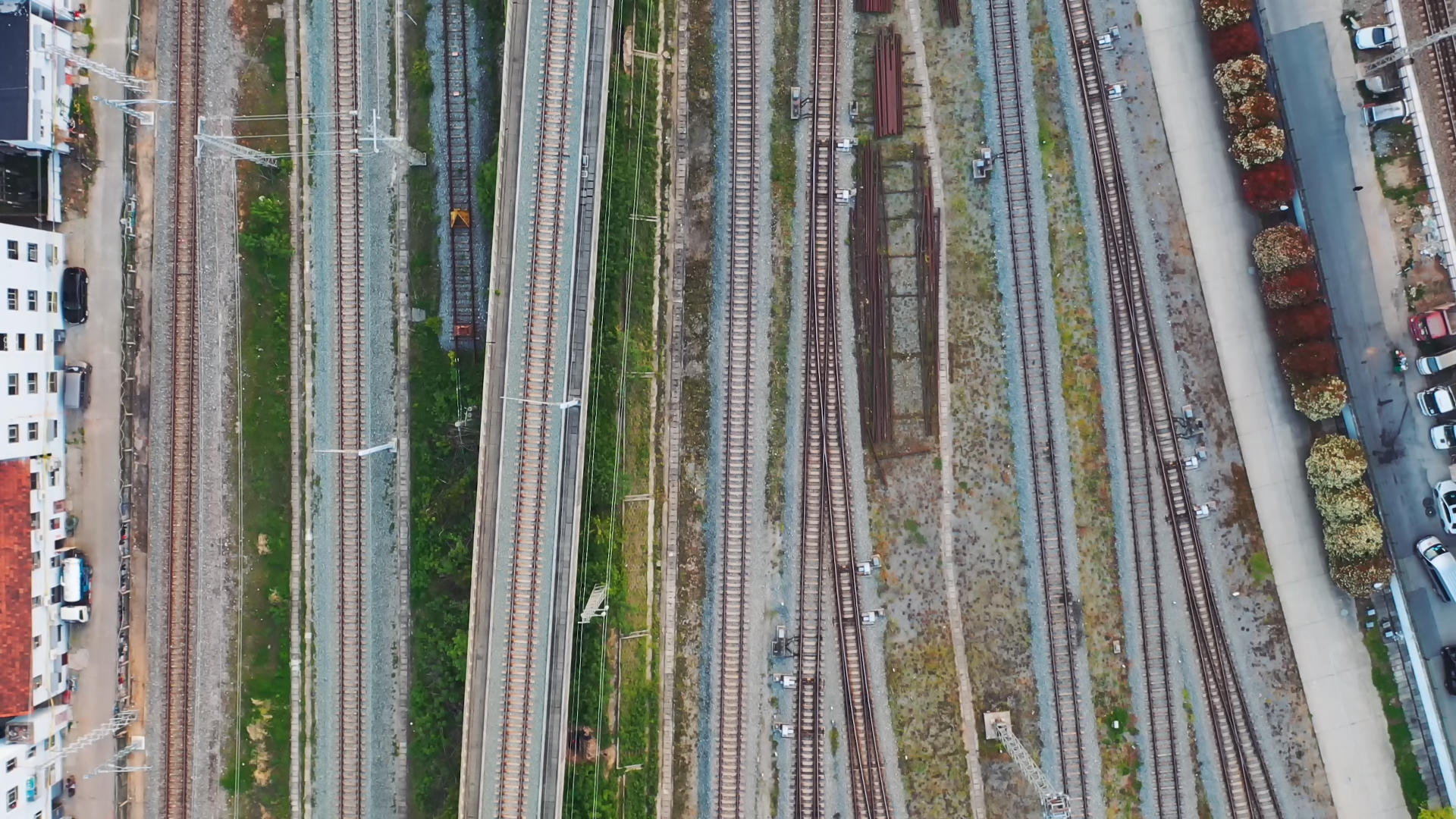 航拍色彩漂亮的高铁轨道铁轨交通道路视频的预览图