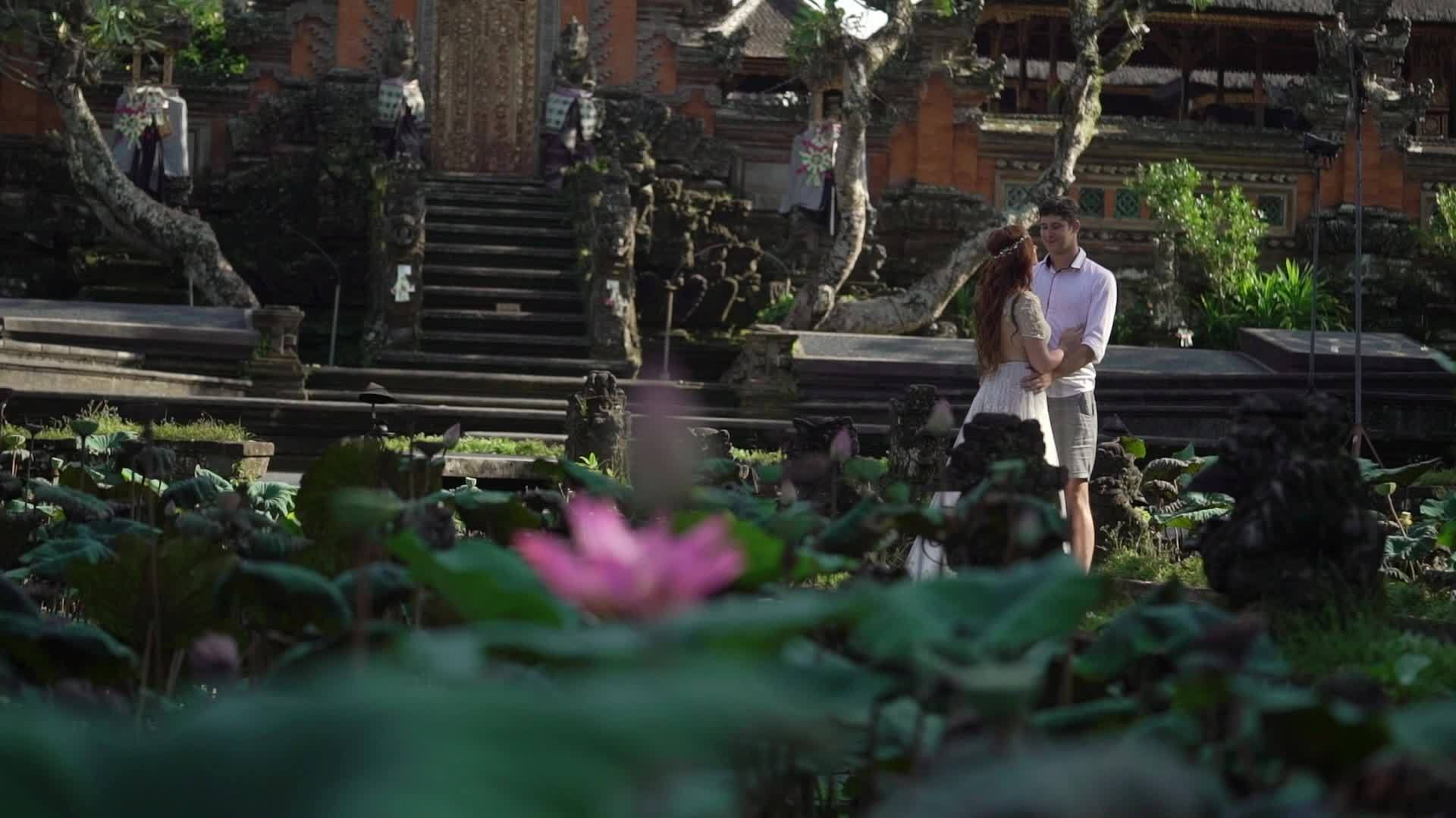 新婚夫妇在Bali在佛教寺庙附近手拉手拥抱浪漫视频的预览图