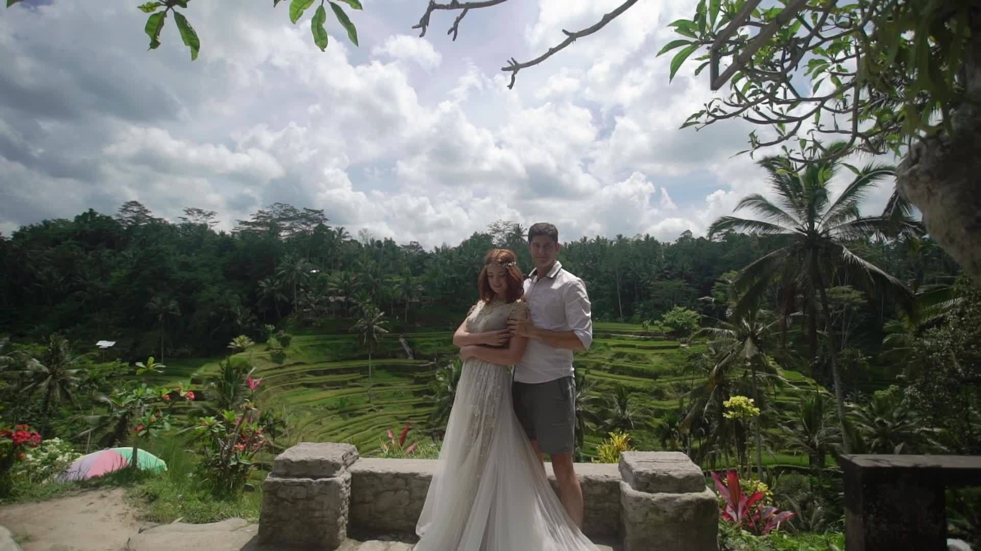 新婚夫妇在Bali米田台摆姿势手牵手拥抱浪漫婚礼视频的预览图