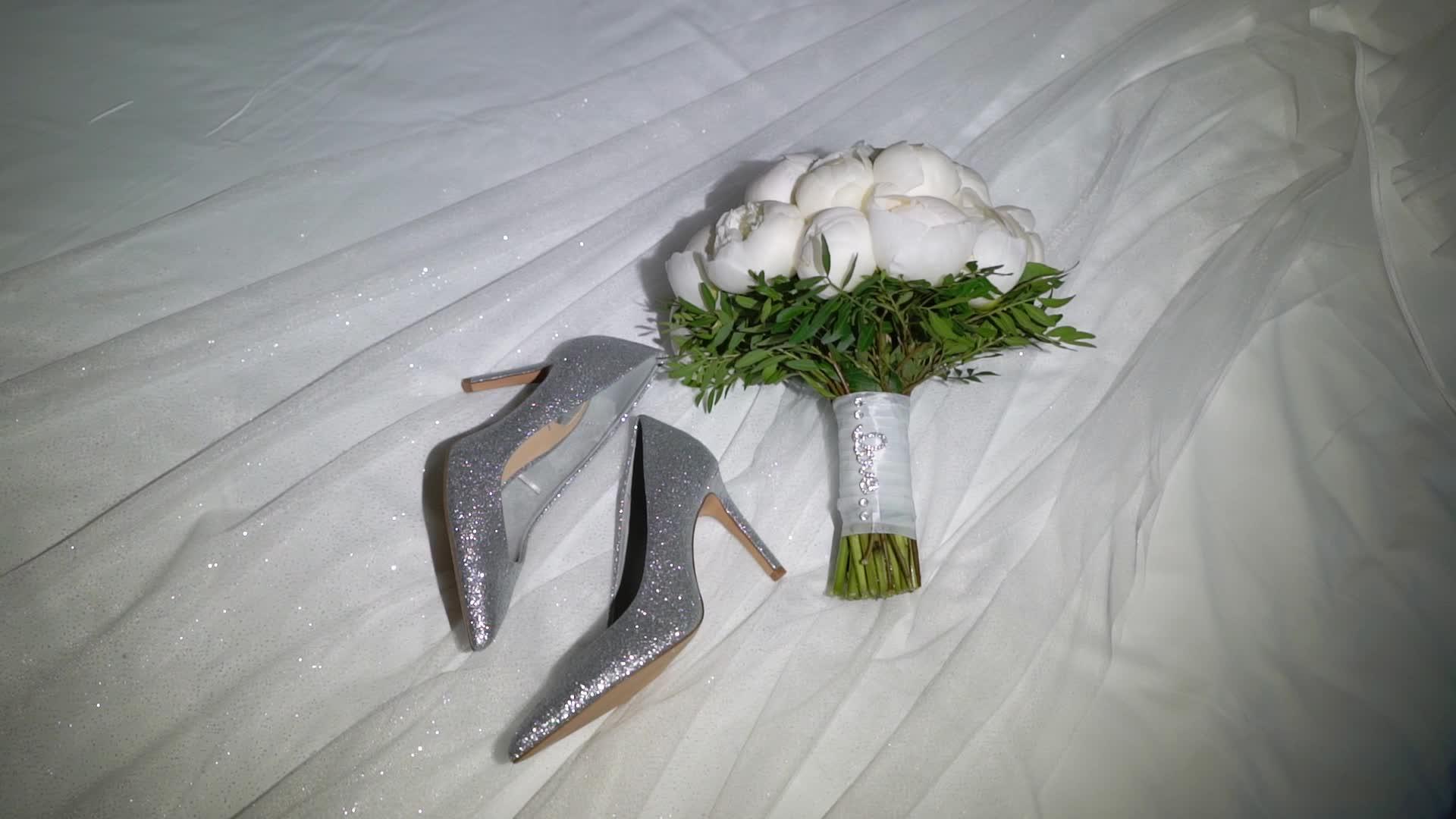 新娘鞋和婚礼花束视频的预览图